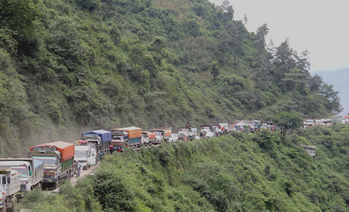 नागढुङ्गा–नौबिसे सडक दैनिक साढे चार घण्टा बन्द