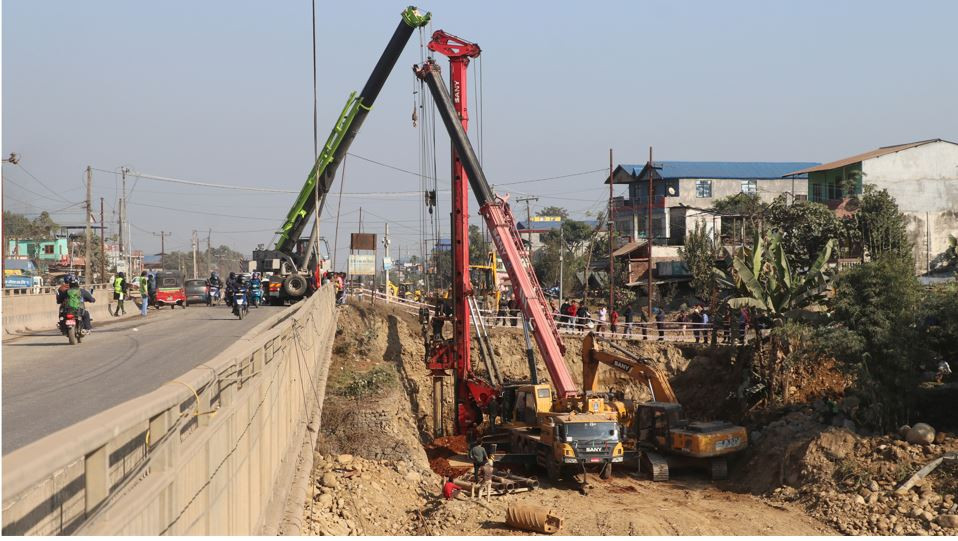 नारायणघाट–बुटवल सडक : कति बने साना पुलहरू ?, जनशक्ति र उपकरण विनयी खोलामा केन्द्रित