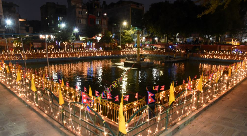 छठपर्वका लागि वीरगञ्जका पोखरीहरू सजाइँदै, ‘सामानको जोहो गर्न किनमेल गर्नेको बजारमा भीड’