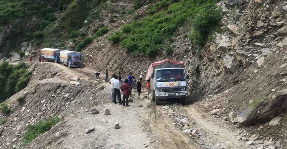 कर्णाली राजमार्ग अवरुद्ध हुन नदिन ठाउँ-ठाउँमा डोजर तैनाथ