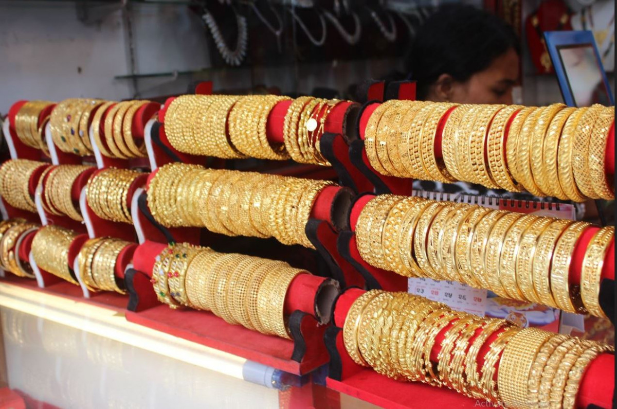 सुनको भाउ प्रतितोला ४ सय रुपैयाँ घट्दा १५ रुपैयाँले बढ्यो चाँदी