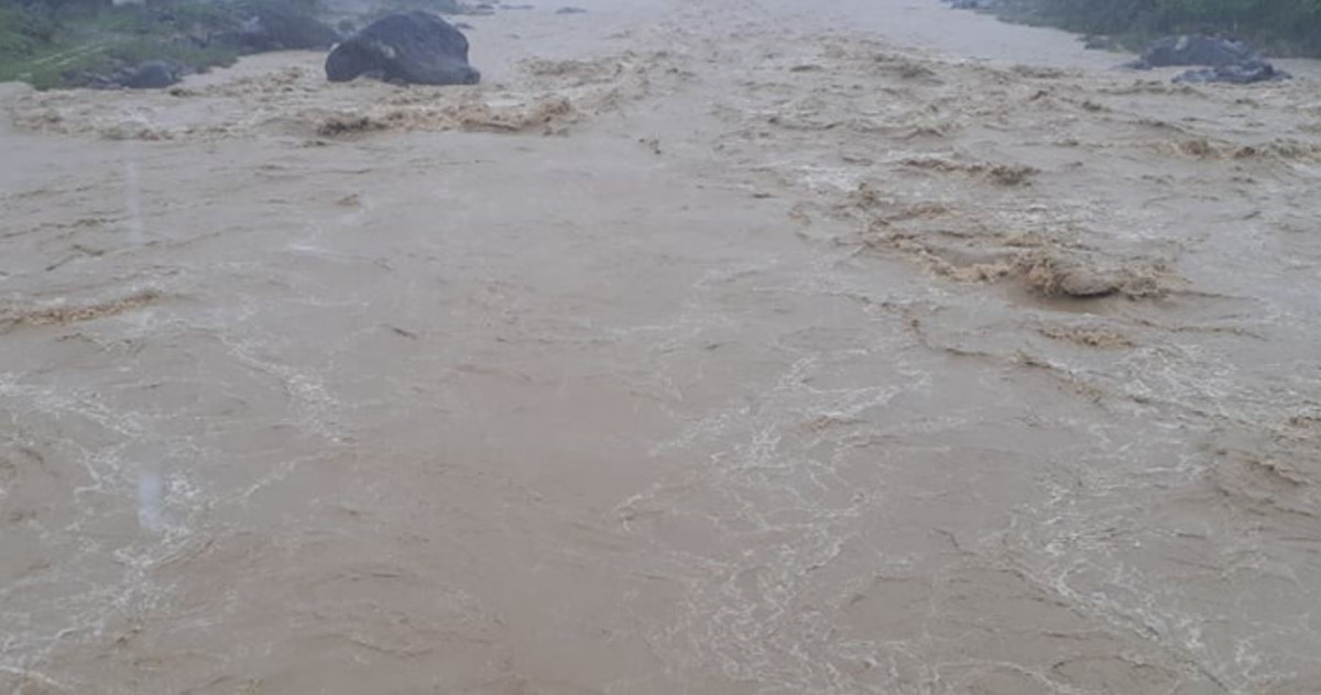 मकवानपुरको सिस्नेरीमा बाढीले ३० घरटहरा बगायो, खानी खेतका २८ घर डुबानमा