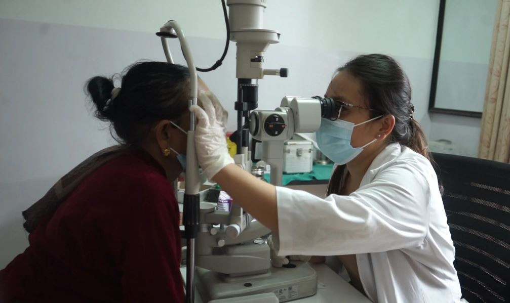 बाग्लुङमा नेपाल नेत्रज्योति संघको निःशुल्क आँखा शिबिर, करिब ९ सय जना लाभान्वित