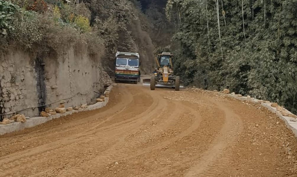 भक्तपुर–नगरकोट सडक ११ बर्षसम्म पनि बनेन, प्रधानमन्त्रीलाई नै टेर्दैन निर्माण कम्पनी !