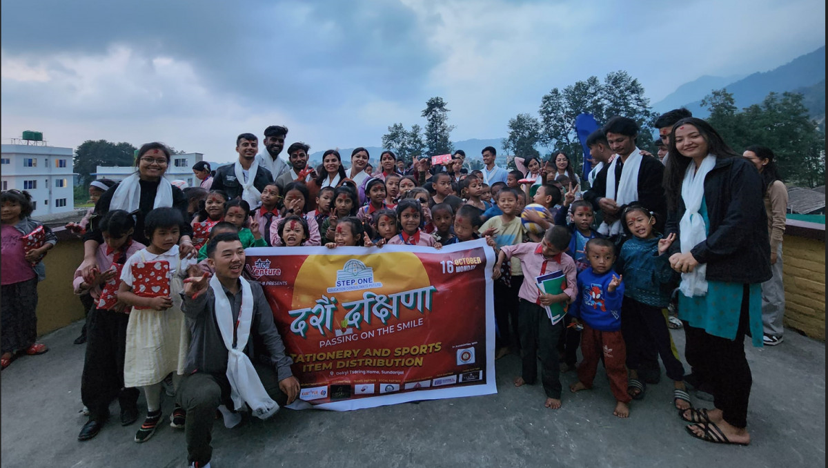नौलो भेन्चर र लिब्रटी कलेजद्वारा शैक्षिक तथा खेलकुद सामाग्री वितरण
