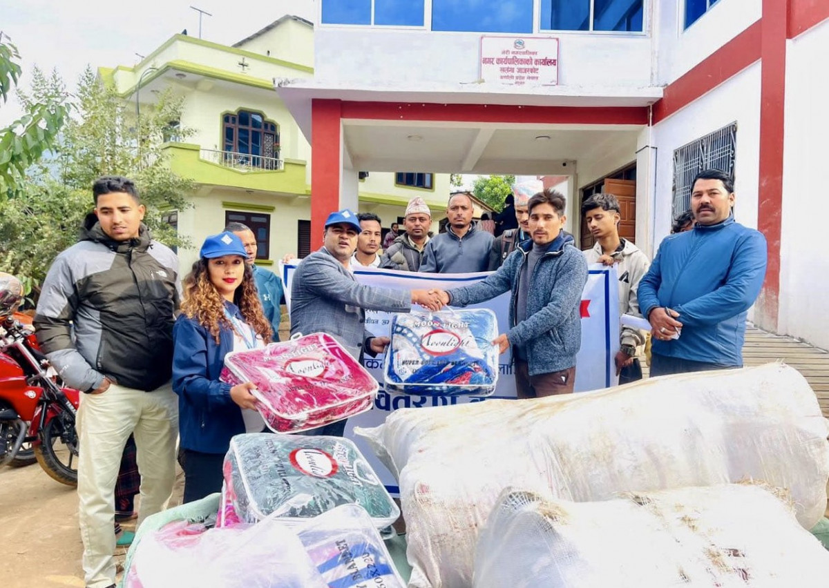 नेपाल लाइफ इन्स्योरेन्सद्वारा भूकम्प प्रभावितका लागि १० लाख रुपैयाँ बराबरको राहत सामाग्री प्रदान