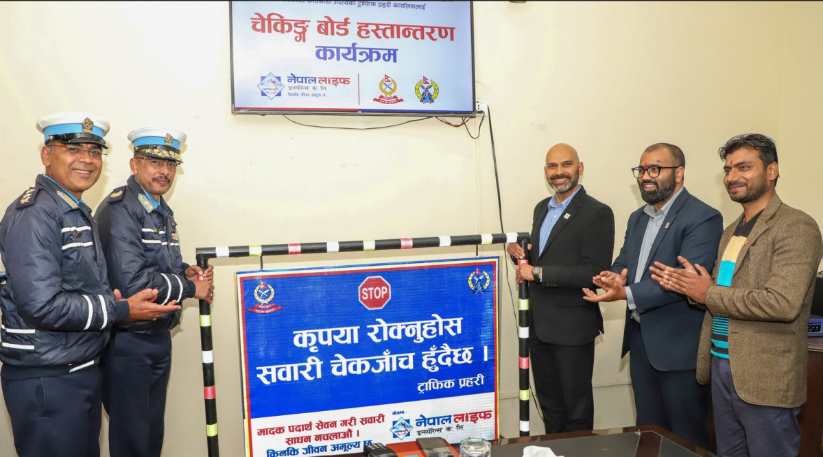 नेपाल लाइफ इन्स्योरेन्सद्वारा ट्राफिक प्रहरीलाई चेकिङ्ग बोर्ड प्रदान