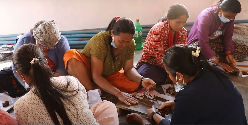 सयपत्री फूलबाट धुप बनाउने सीप सिक्दै महिला, आत्मनिर्भर र उद्यमी बनाउने उद्देश्य