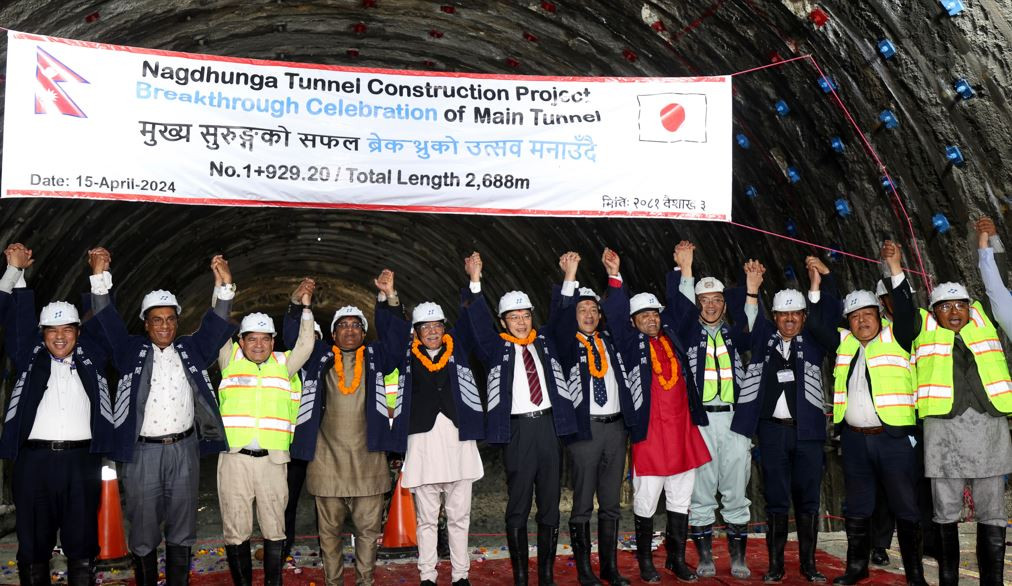 प्रधानमन्त्रीद्वारा नागढुङ्गा सुरुङमार्गको ‘ब्रेक थ्रु’, कहिलेदेखि गुड्छ सवारी साधन ?