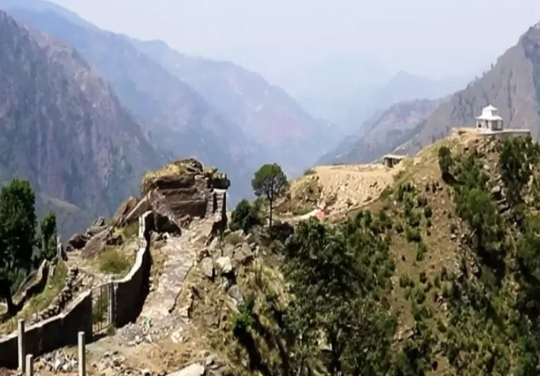 आन्तरिक पर्यटकको रोजाइमा मान्मस्थित कोटदरबार, कसरी पुग्ने ?