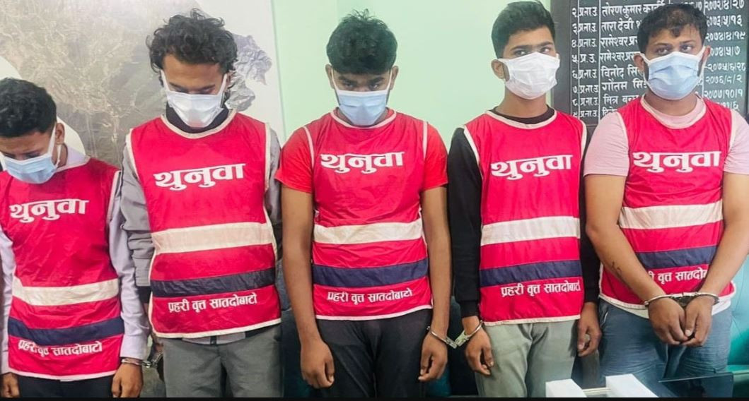 भारतीयले भाडामा लिएको घरमा प्रहरीको छापा, नगद, सुन र सुन पगाल्ने मेसिनसहित ५ जना पक्राउ