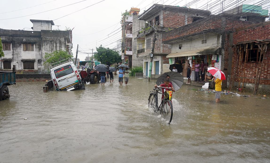 वर्षासँगै देशका विभिन्न ठाउँमा सडक अवरुद्ध, तराईमा डुबान