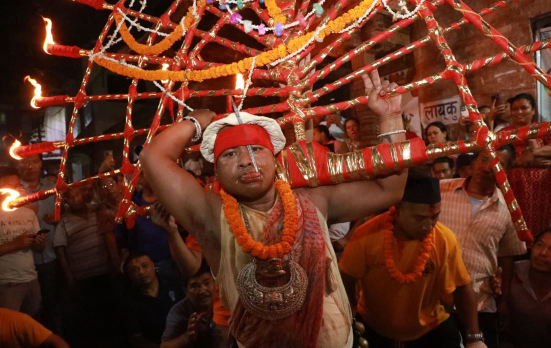 जिब्रो छेडेर महादीप  बोकेर खाली खुट्टा मध्यपुरथिमिदेखि पशुपतिसम्म परिक्रमा