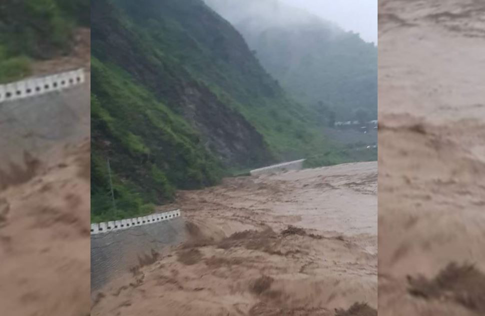 रोशी खोलाको बाढीले बगायो बिपी राजमार्गको नेपालथोक सडक खण्ड