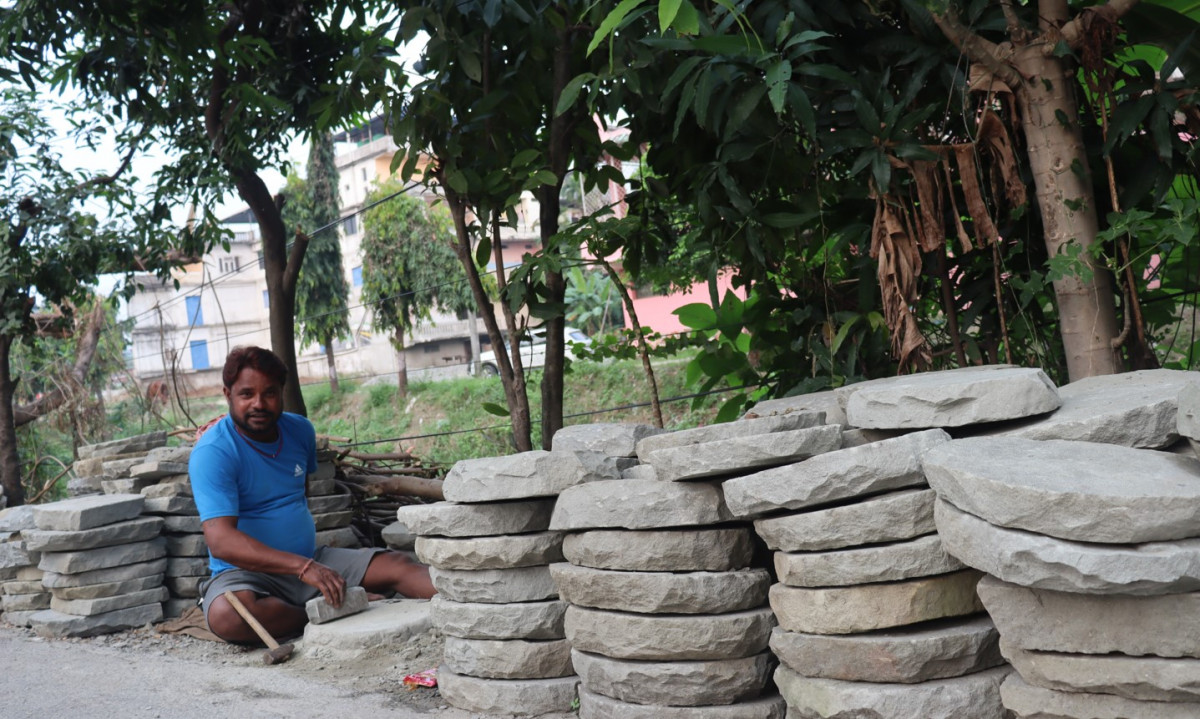 सिलौटो बेचेरै मासिक ४० हजार आम्दानी गर्दै अनिल सन्तराज