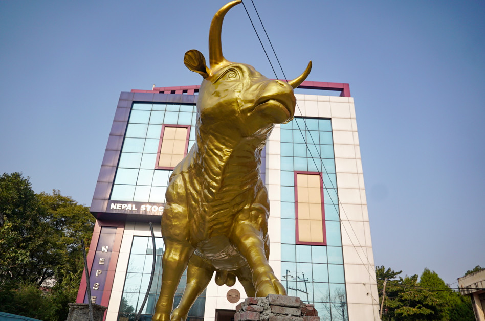 नेप्से अगाडि पितलको साँढेको प्रतिमा (फोटोफिचर)