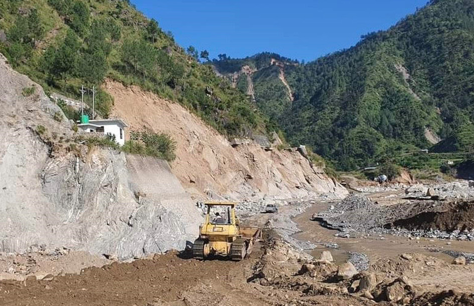 क्षतिग्रस्त बिपी राजमार्गको पुनर्निर्माण गरिँदै, आगामी वर्षासम्म निर्माण सकिएला ?