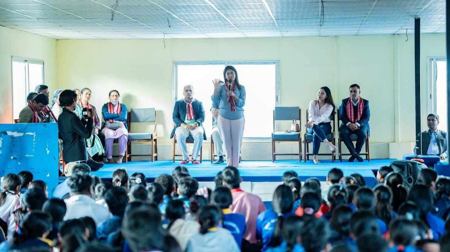 फेस्टिभल क्याम्पमा केकी अधिकारीलाई विद्यार्थीको प्रश्न– पढाईमा अब्बल तपाई चलचित्र क्षेत्रमा किन ?