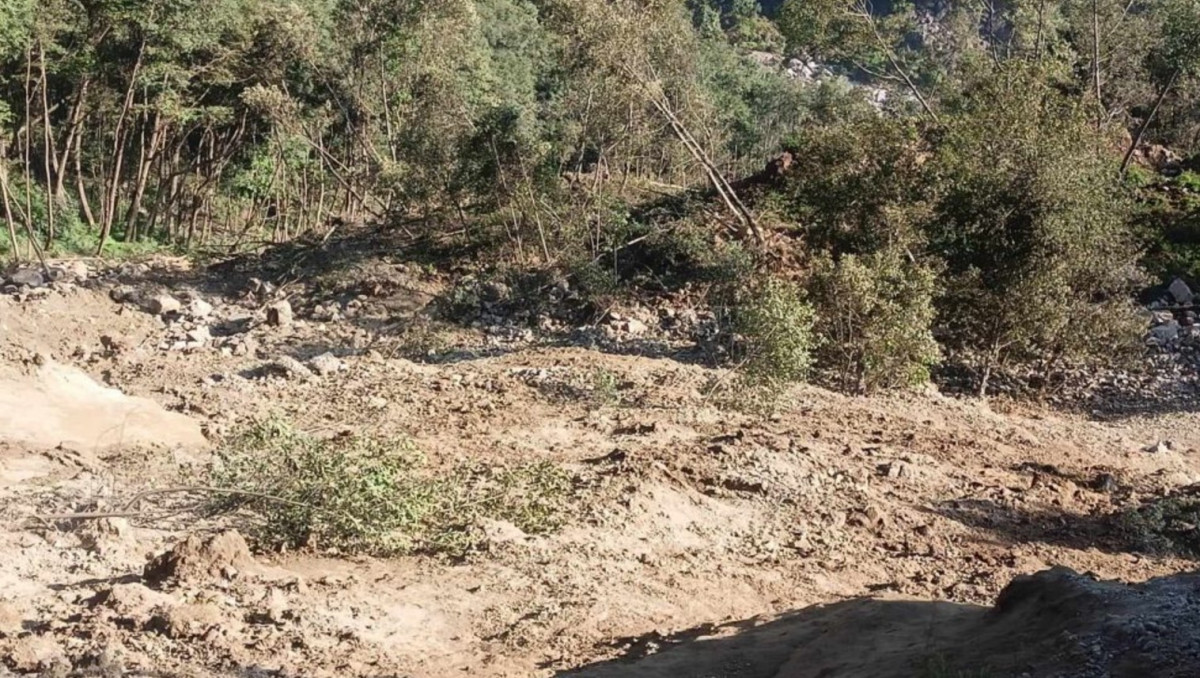 हिउँदमा पनि रोकिएन तिङ्लामा पहिरो, सयबढी घर जोखिममा