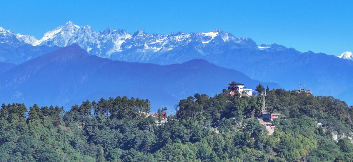 नगरकोटबाट विहानै यस्तो मनमोहक देखिन्छ गौरीशंकर र लामटाङ हिमश्रृङ्खला [फोटो फिचर]