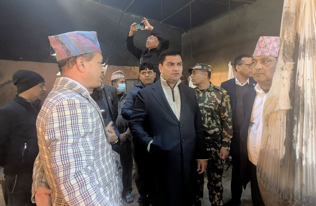 वैद्यखाना पुगेर मन्त्रीले भने - औषधी उत्पादन बढाउनुस्, खर्च दिन्छौँ तर तलब बाँड्न सरकारको मुख नताक्नुस्