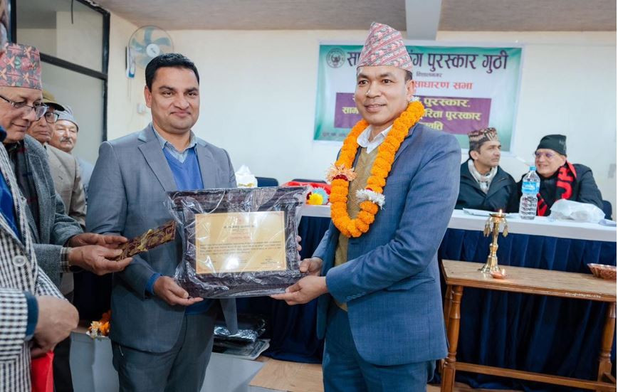 सामना बैंकिङ् पुरस्कार बीएन घर्तीलाई प्रदान, को हुन् उनी ?