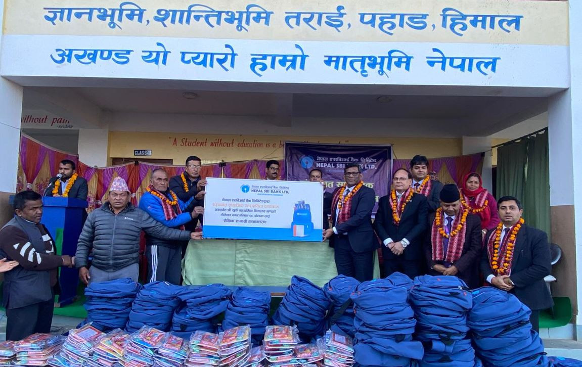 नेपाल एसबिआई बैंकद्वारा सुर्के माध्यमिक विद्यालय भण्डारेमा शैक्षिक सामाग्री सहयोग
