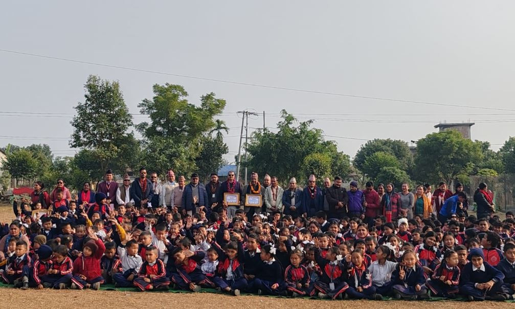 सिद्धार्थ बैंकद्वारा नवलपुरको कालिका माविलाई शैक्षिक तथा खेलकुद सामाग्री हस्तान्तरण