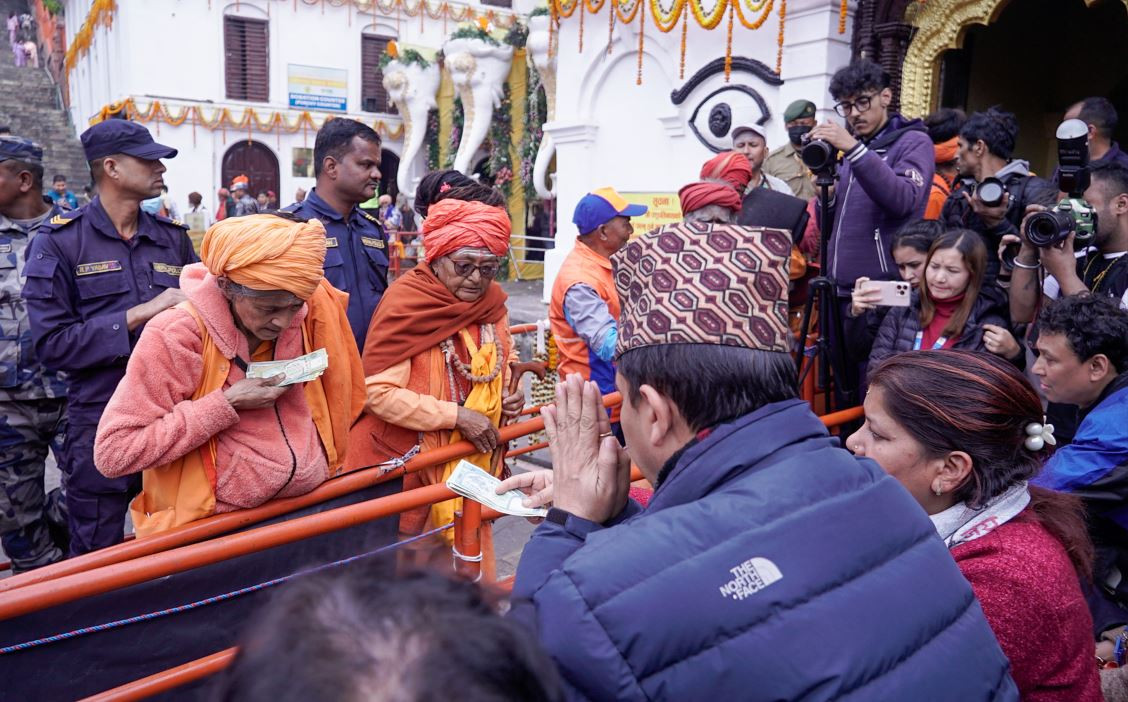 पशुपतिबाट साधुसन्तको गरियो विदाइ, दुई सयदेखि ९ हजारसम्म दक्षिणा