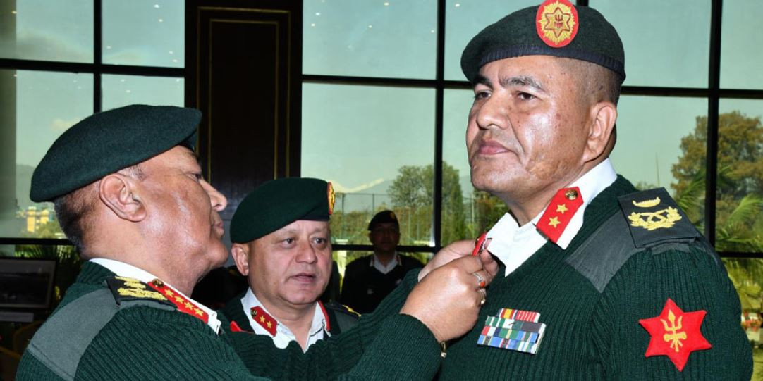 प्रधानसेनापति सिग्देलद्वारा दर्ज्यानी चिह्न प्रदान