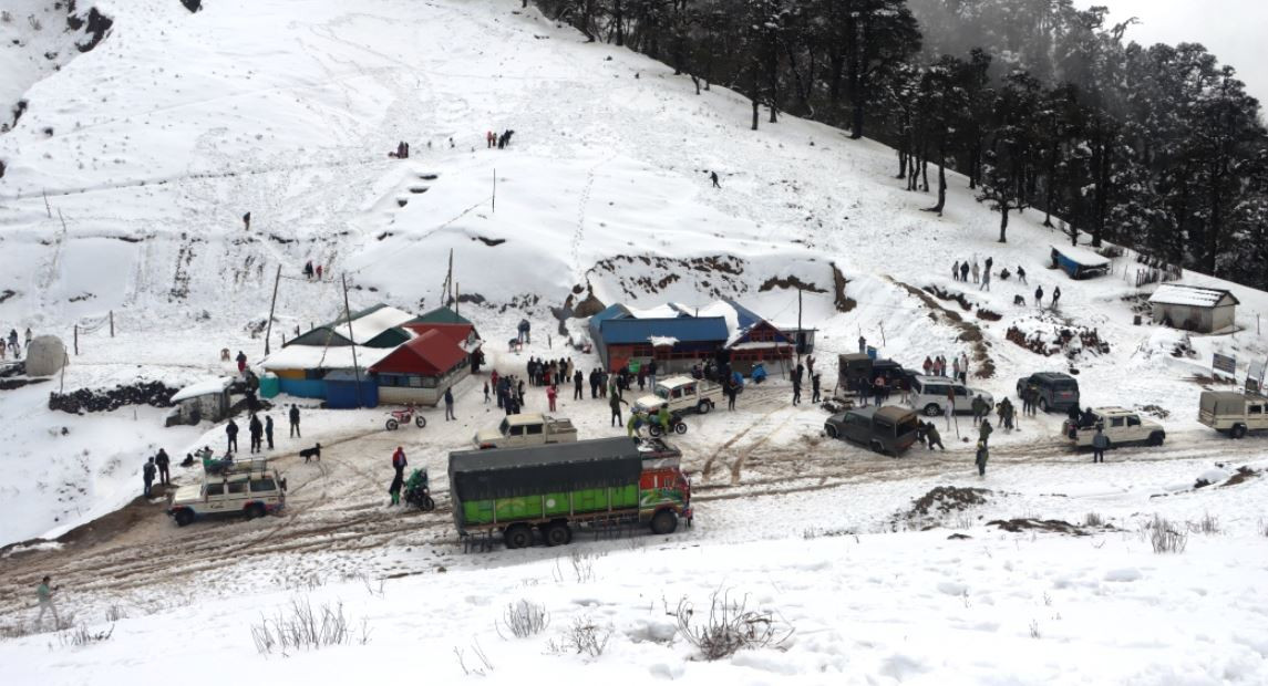 हिउँ खेल्न लोभिएका रूकुम पूर्व पुगे आन्तरिक पर्यटक