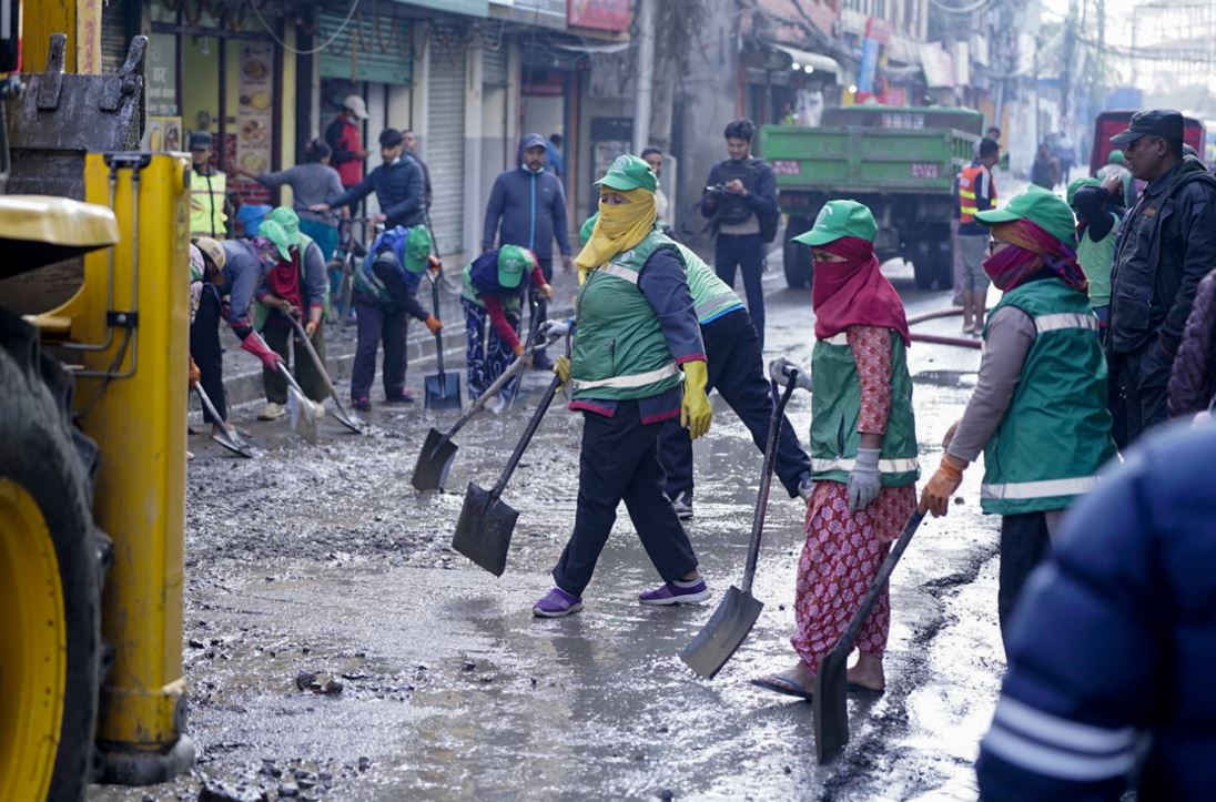 विद्युत प्राधिकरणको असावधानीका कारण थापाथलीमा मेलम्चीको सडकमा निस्कियो
